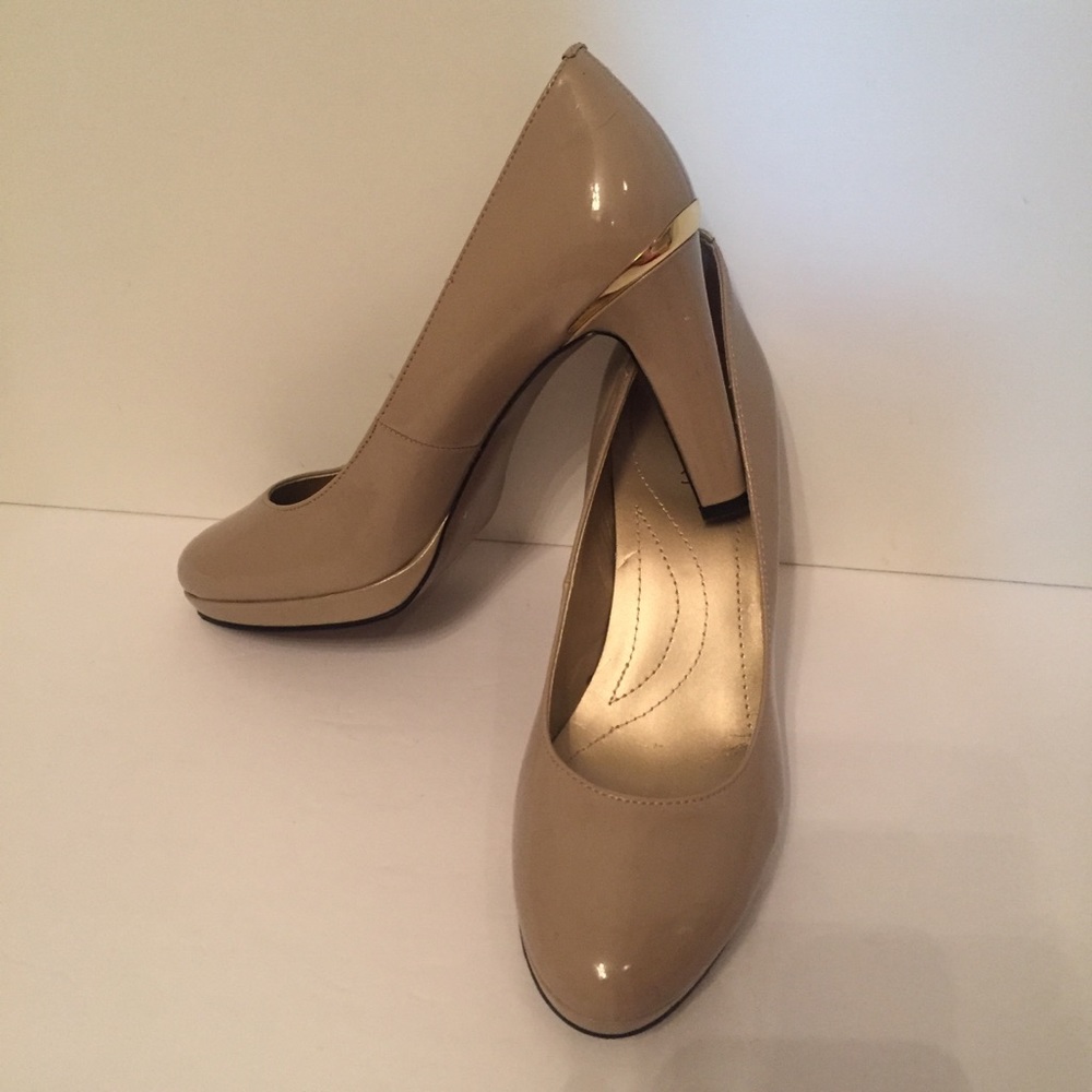 TAHARI HEELS SHOES TAN PATENT LEATHER CAROL Size 7.5 M GOLD ACCENT PUMPS